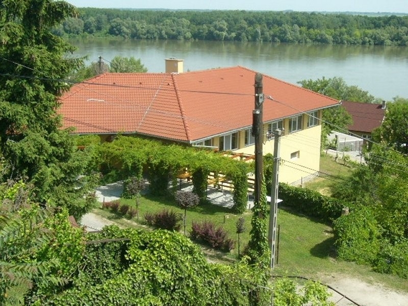 Eladó kereskedelmi és vendéglátós célra is alkalmas ingatlan Dunaújváros mellett